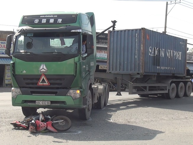 1 phụ nữ bị xe container cuốn vào gầm